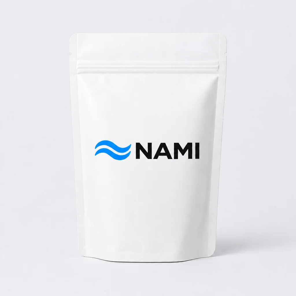幅約50%と指定してBanasで生成した中央にNAMIロゴがある白いパウチ